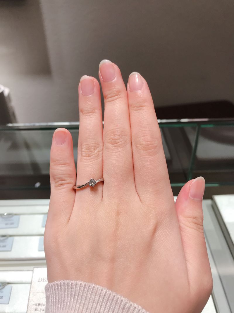 普段使いしやすいハーフエタニティか婚約指輪らしいソリティアか迷って