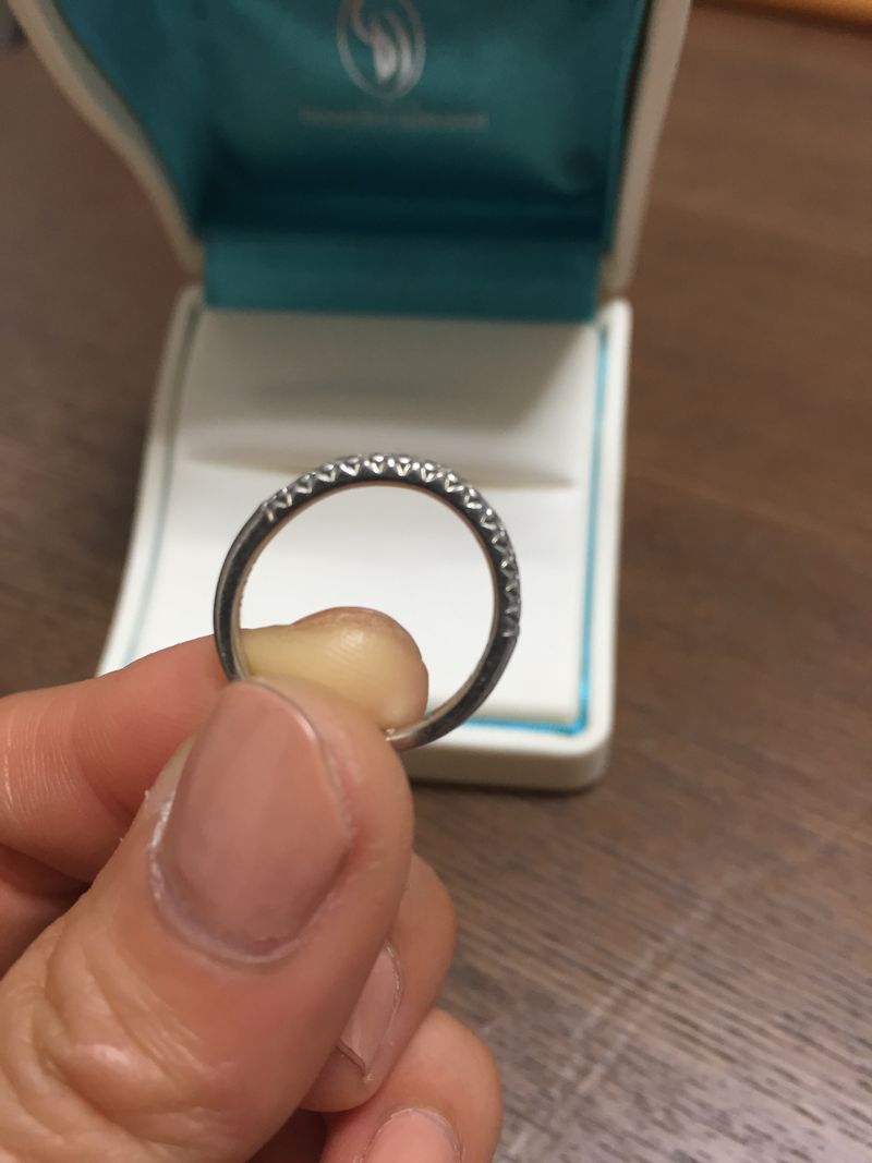 もともとハーフエタニティが欲しかったのですが、購入したデザインは