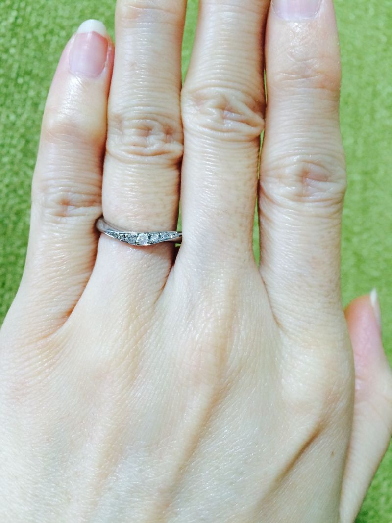 主人と一緒に入籍前に婚約指輪と結婚指輪を両方見に行きました。私は手