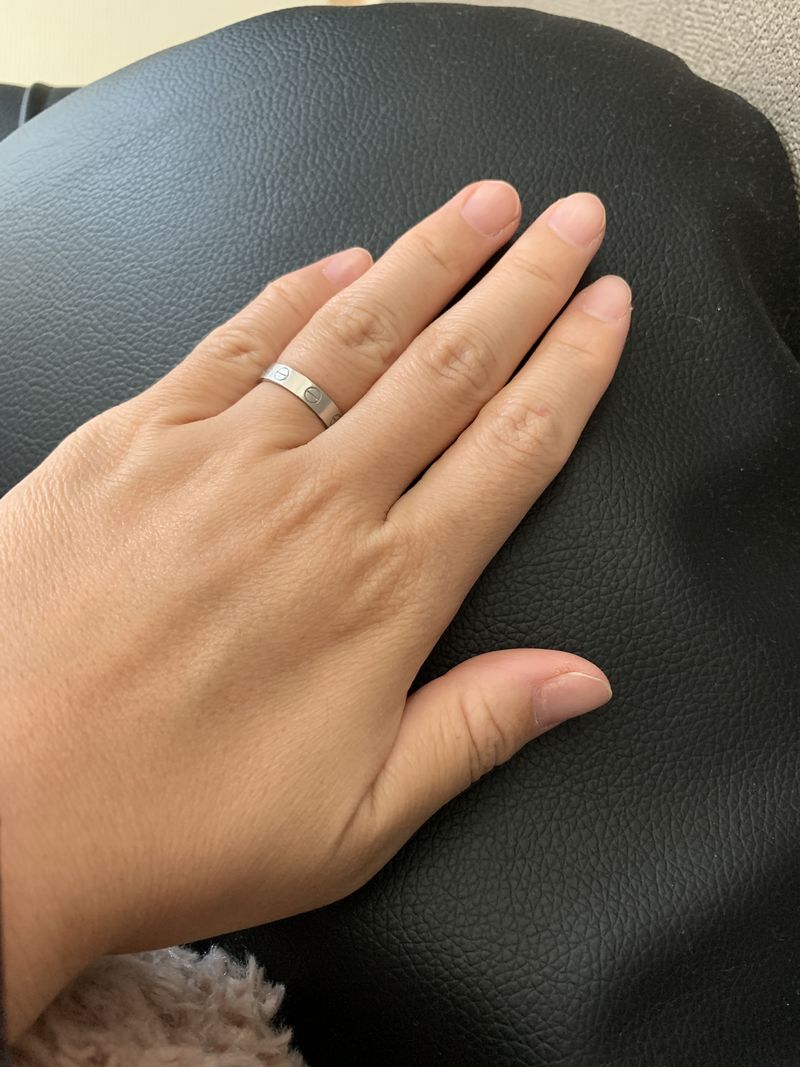 カルティエ指輪 シンプルでなにより肌なじみのいい色味がとても上品で良かったです。指