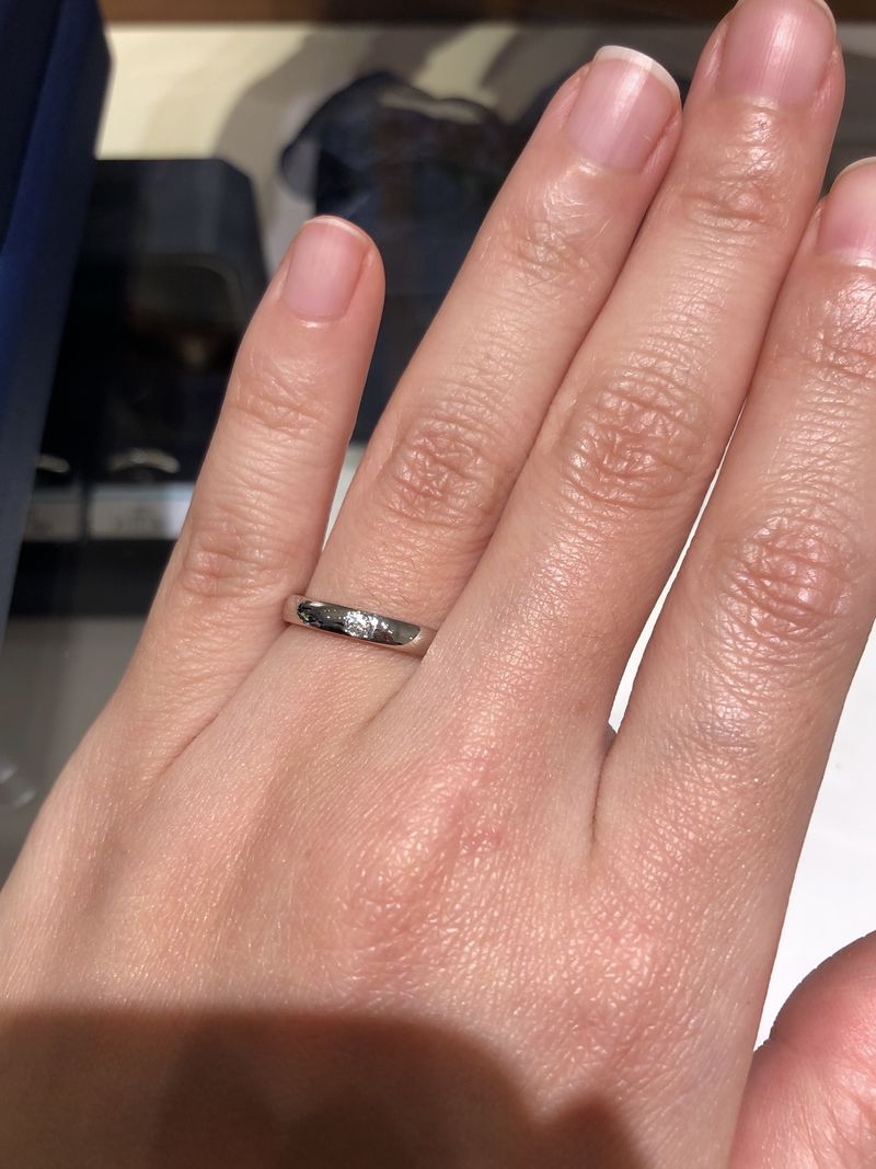 ストレートラインにダイヤモンドが一石のシンプルな結婚指輪です。他と