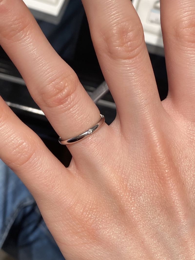 一粒ダイヤの入ったストレートのシンプルな指輪です。歳を重ねた時に