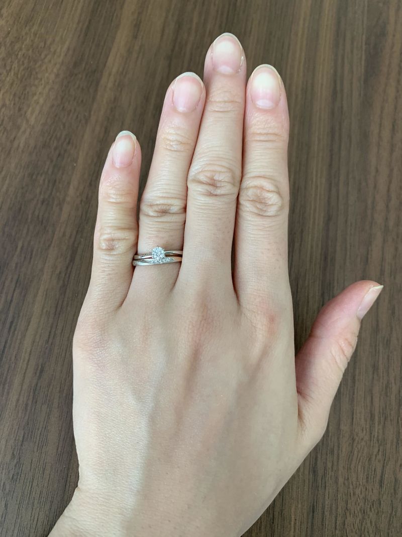 結婚指輪（雪佳景）はゴールドの指輪を探しており、しかしプラチナ