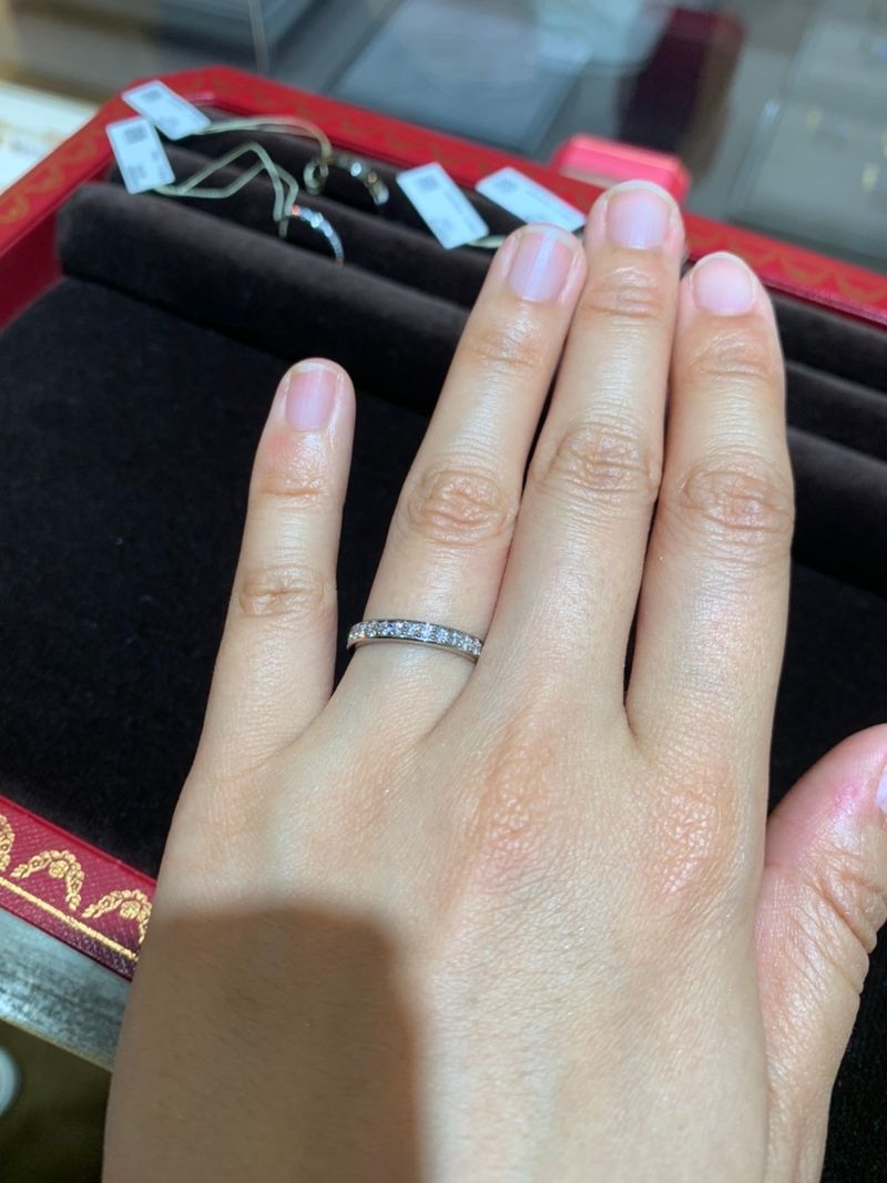 1895のシンプルなものと1895のハーフエタニティの指輪を試着させてい