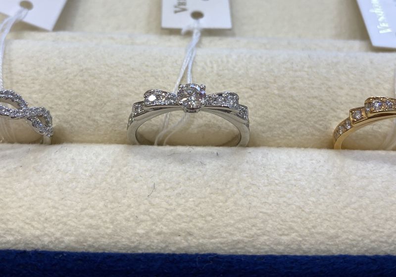 少し変わったものがいいなと思い見つけたのがリボンモチーフの指輪で