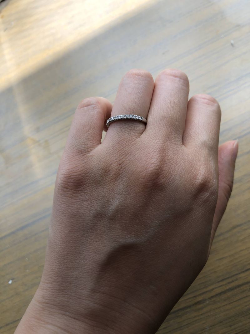 ダイヤモンド×ホワイトゴールド素材のハーフエタニティタイプのマリ