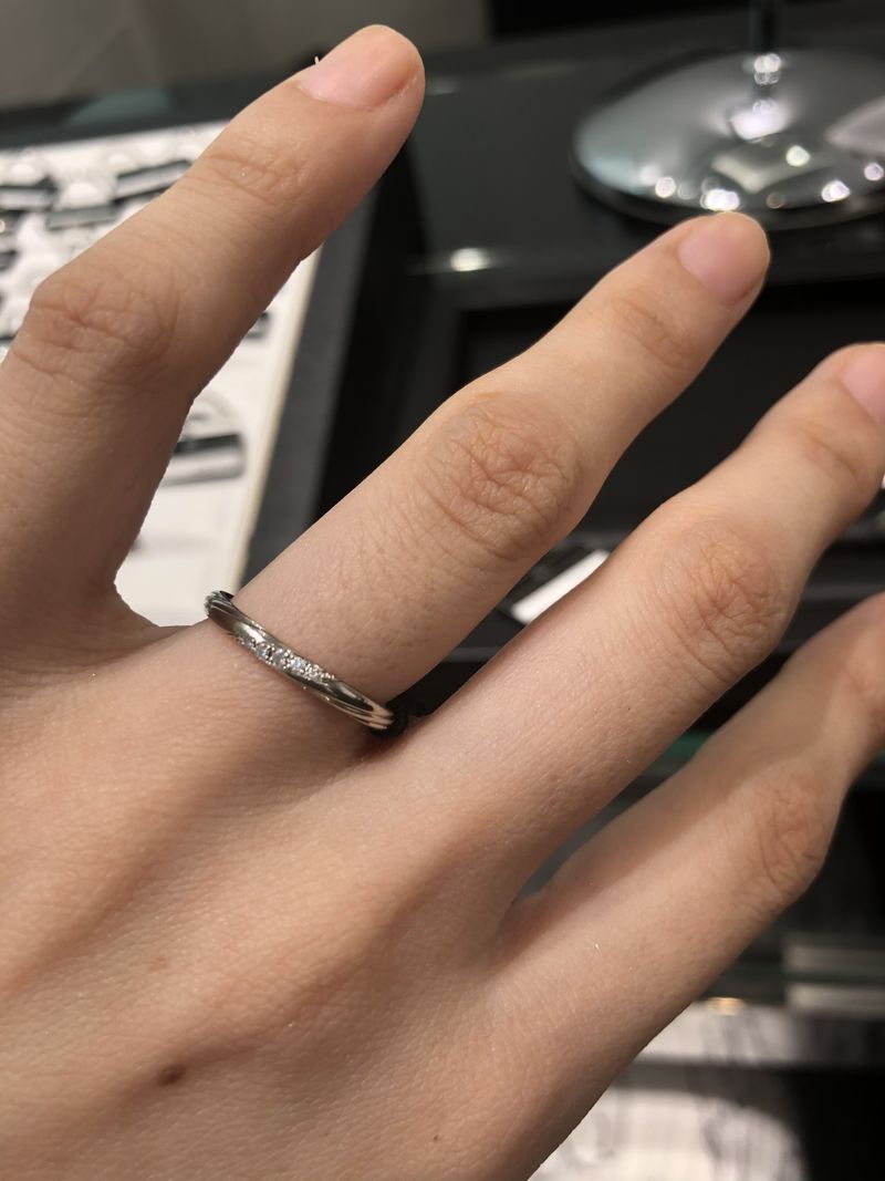 ラザールダイヤモンドさんのレンブラントという結婚指輪を装着しました
