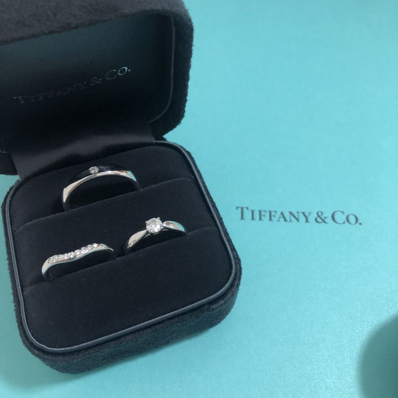 ティファニー10号　本日値下げ中 婚約指輪をTiffanyのハーモニーを貰ったので重ね付けができるカーブの