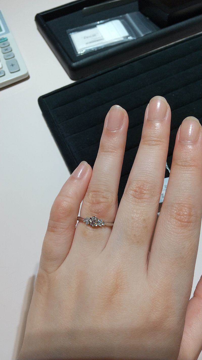 花モチーフの可愛い指輪です。 フローラシリーズは実際のカラット数