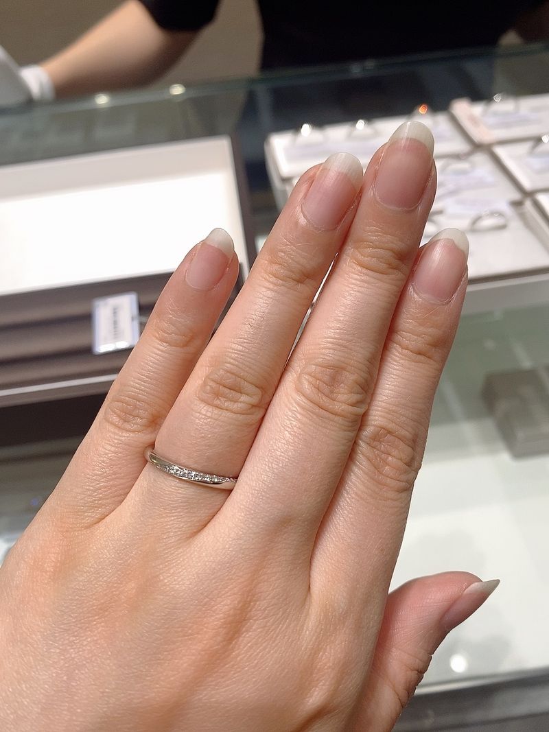 キラキラアイプリモ　婚約指輪　ダイヤモンドリング 斜めにダイヤモンドが入っていて上から見ても正面から見てもダイヤが