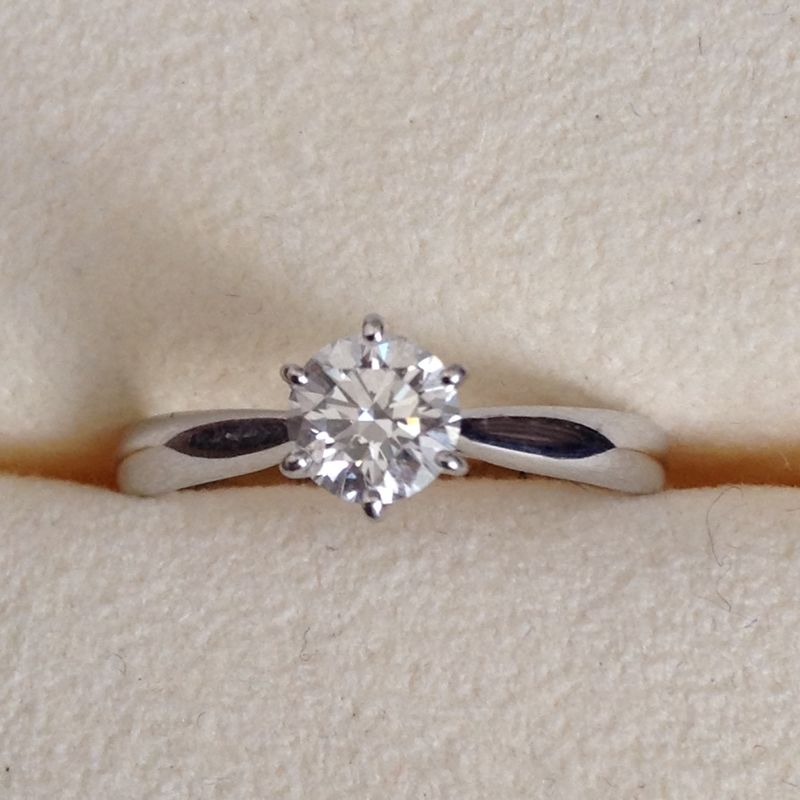 ショーケースに並んでいる指輪はどれも工夫がこらされ、美しく見えます