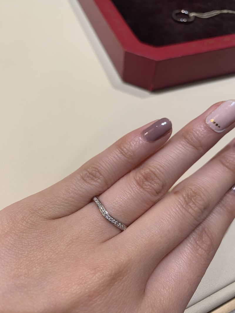 バレリーナシリーズのハーフエタニティのV字型の指輪です