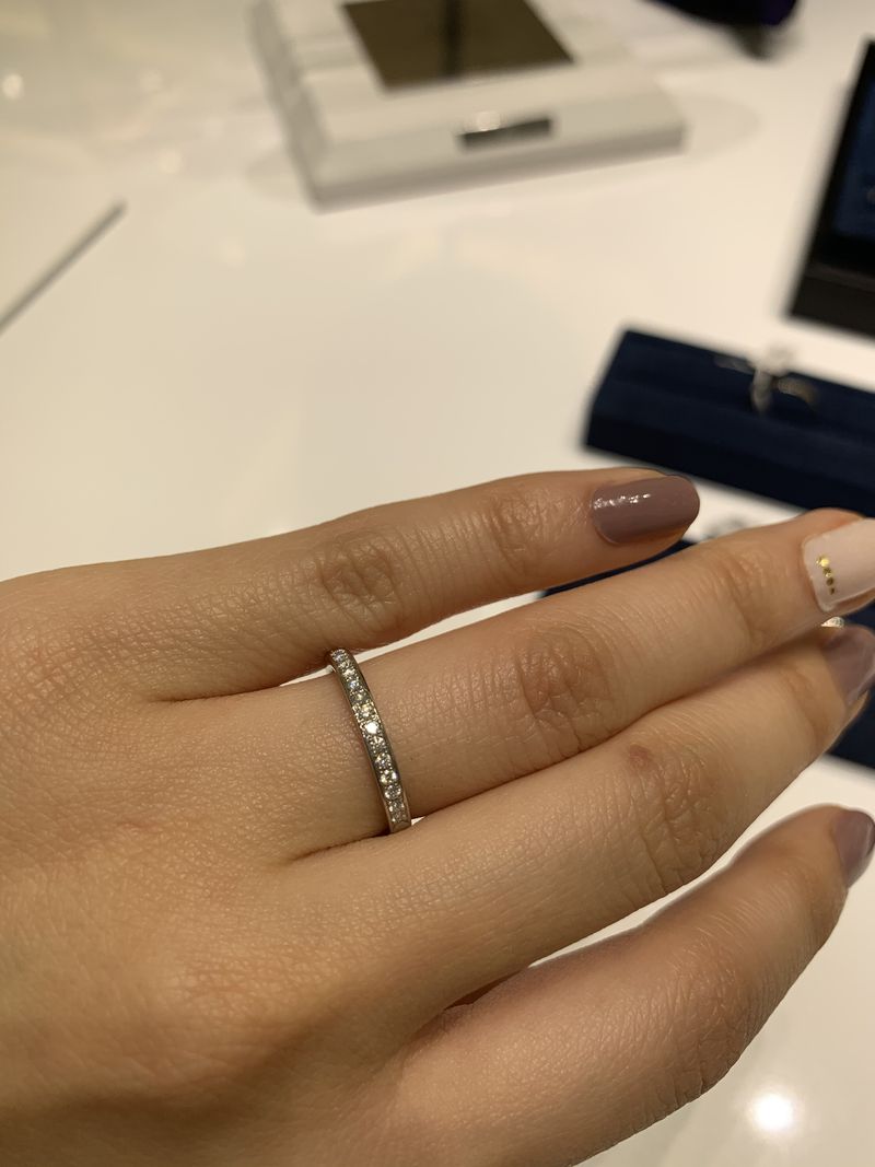 ハーフエタニティの結婚指輪です。他のブランドのハーフエタニティ