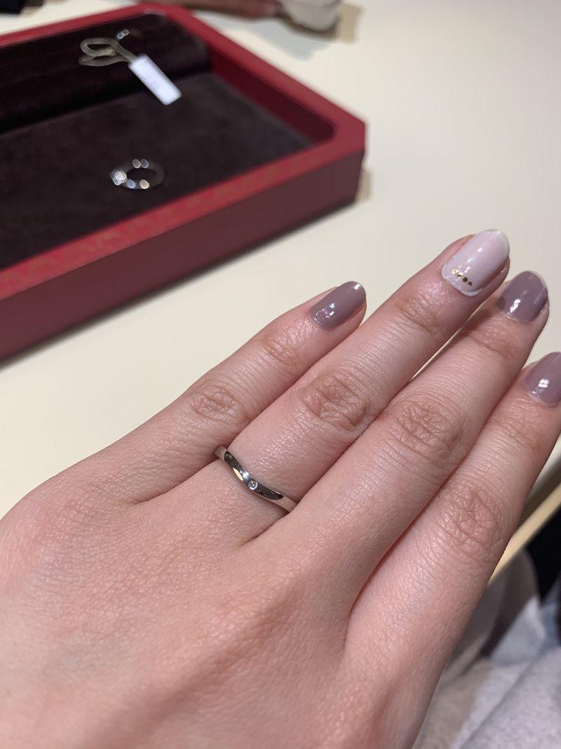 バレリーナシリーズのV字型の結婚指輪です。三粒のダイアモンドが間隔