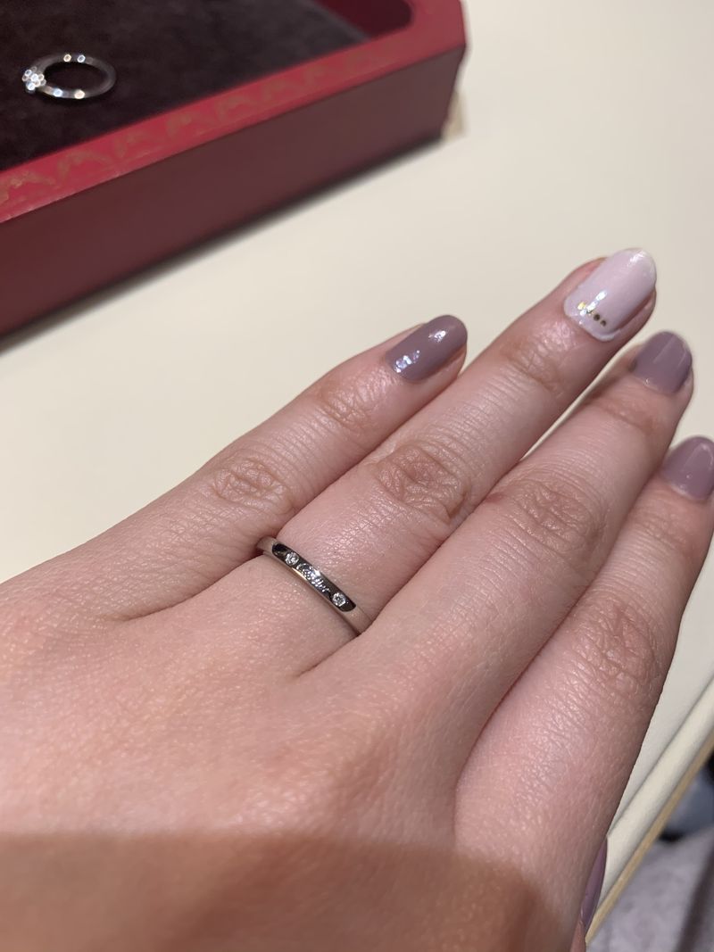 バレリーナシリーズのV字型の結婚指輪です。三粒のダイアモンドが間隔