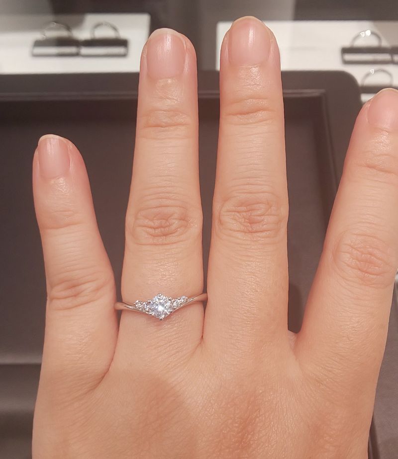 エンゲージっぽくないデザインでとてもエレガントです。Vラインなので