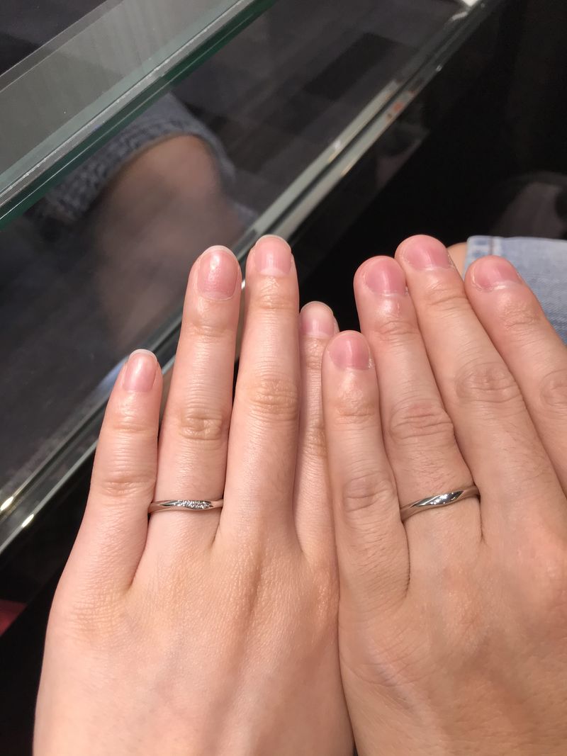 ラザールダイヤモンド レディースのリングにはダイヤが3石ほどあしらわれており、手元が