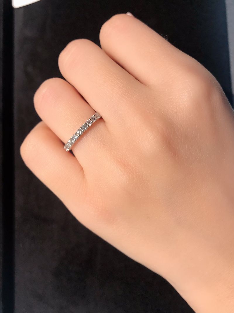 結婚指輪はレール留めのハーフエタニティにしようと思っていたので