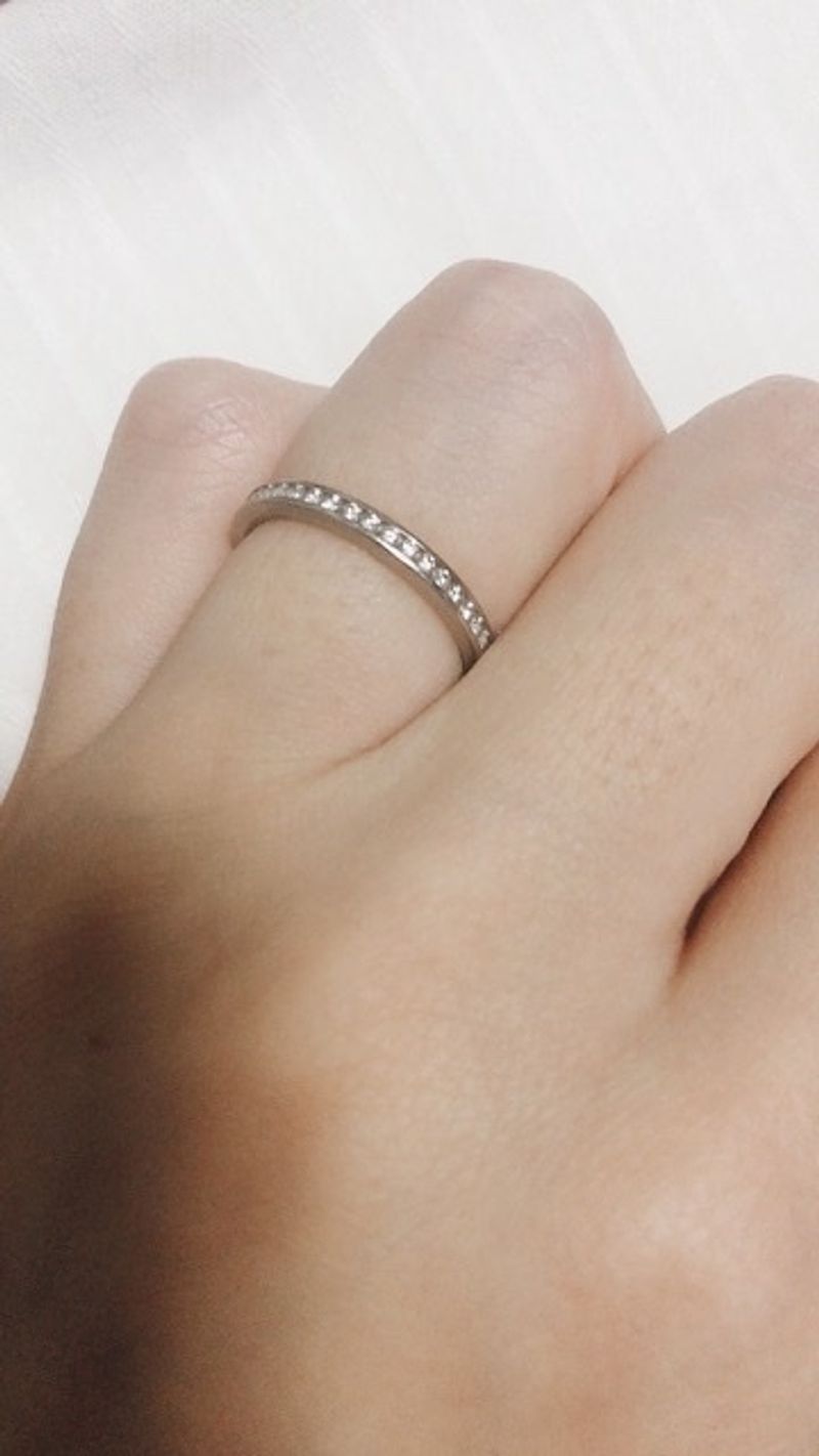 デザインはずっと欲しかったエタニティリングで、結婚指輪と重ねて普段