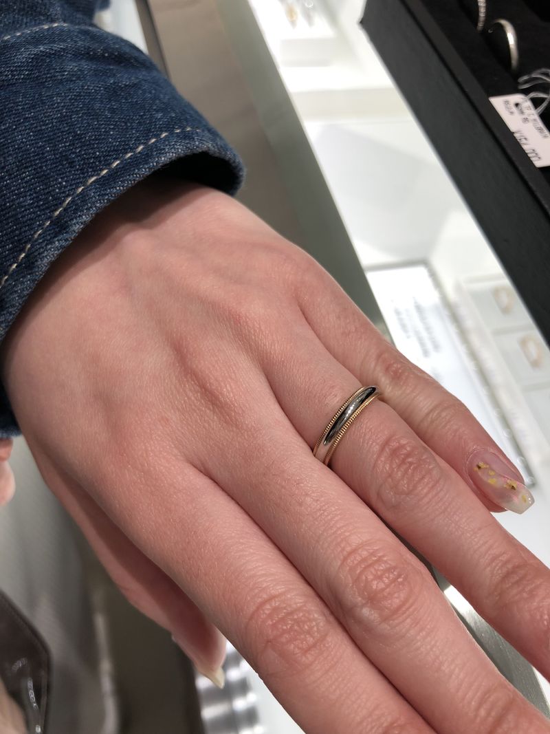 定番のミル打ちのデザインでピンクゴールドとシルバーのデザイン