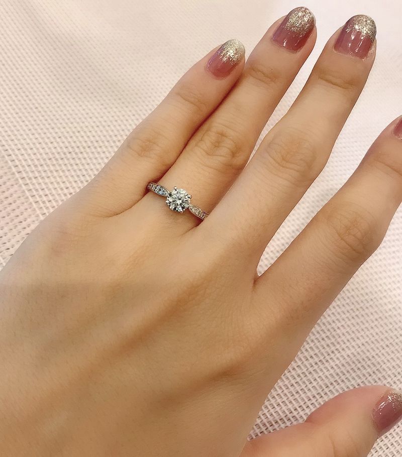 Tiffany & Co. プラチナ ハーモニー　0.5カラット 昔からハーモニーのパヴェタイプに憧れがあったので、一番に試着に行き