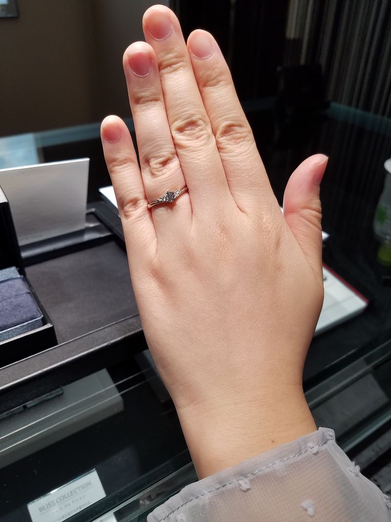 リングは周りの方があまりつけて無いような珍しいVラインのデザインを