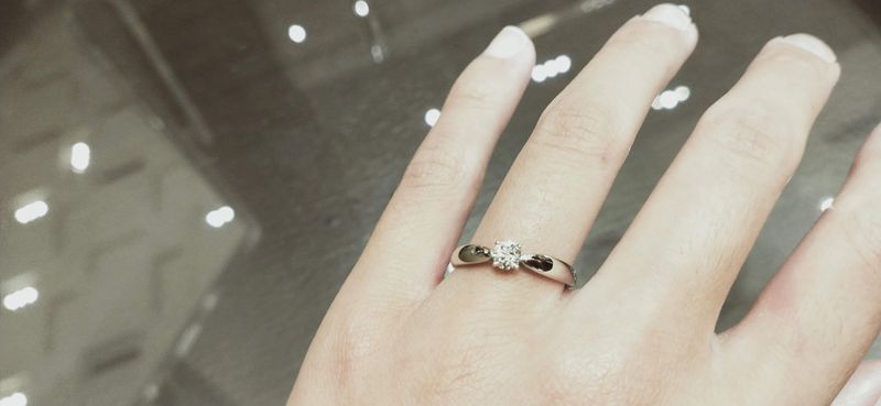 指輪のデザイン・テイストについて】アームが細身のデザインで台座高め