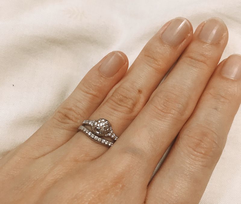 結婚指輪の決め手は、ハーフエタニティであることと、婚約指輪との重ね