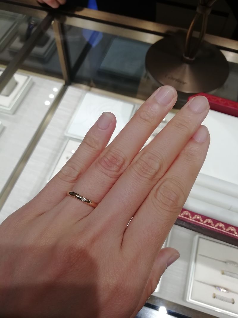 カルティエの1895という結婚指輪です。ストレートのシンプルな指輪