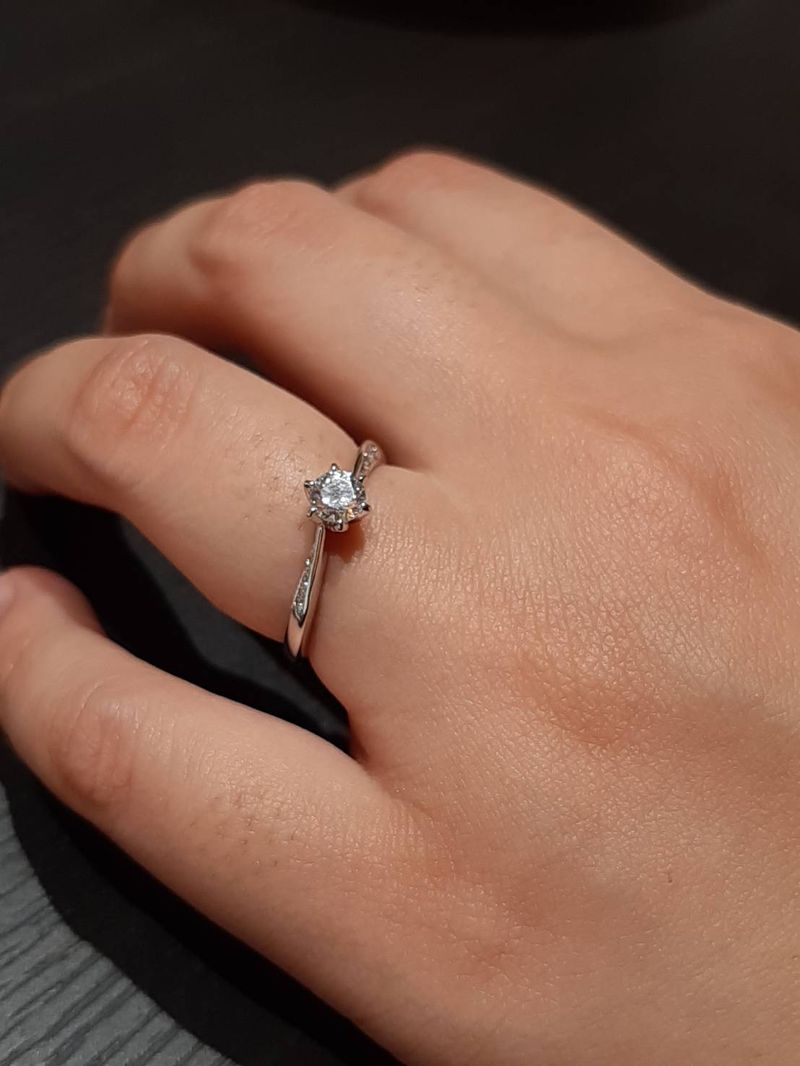 ダイヤモンドが0.25カラットと大きく、存在感があります。プラチナの