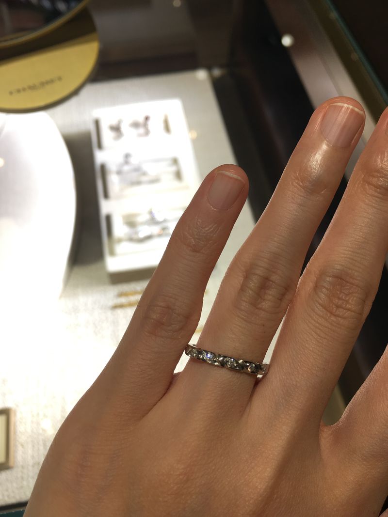 トルサードの、プラチナ・細身でダイヤが半周分ついているものを試着