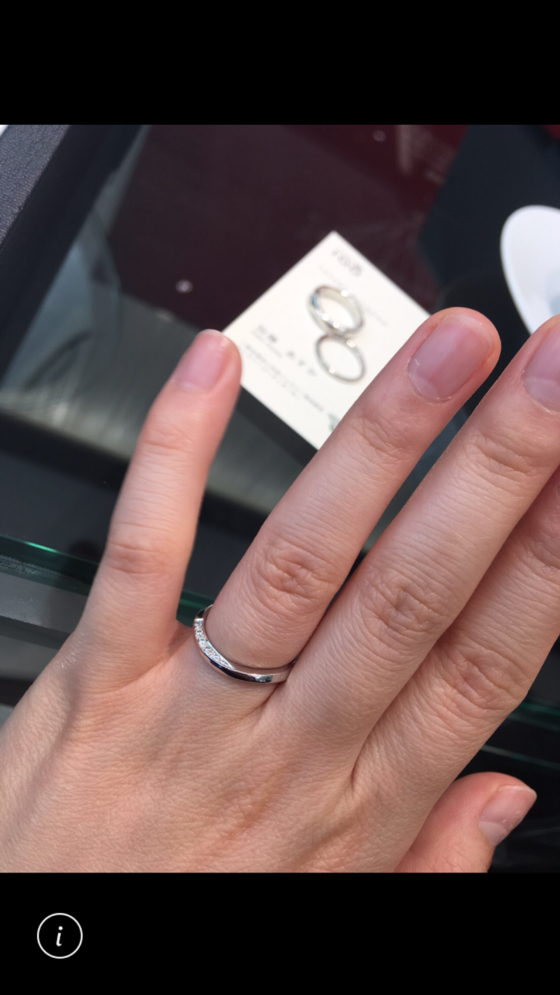 正面から見るとシンプルなプラチナリングですが、上下に斜めにダイヤが