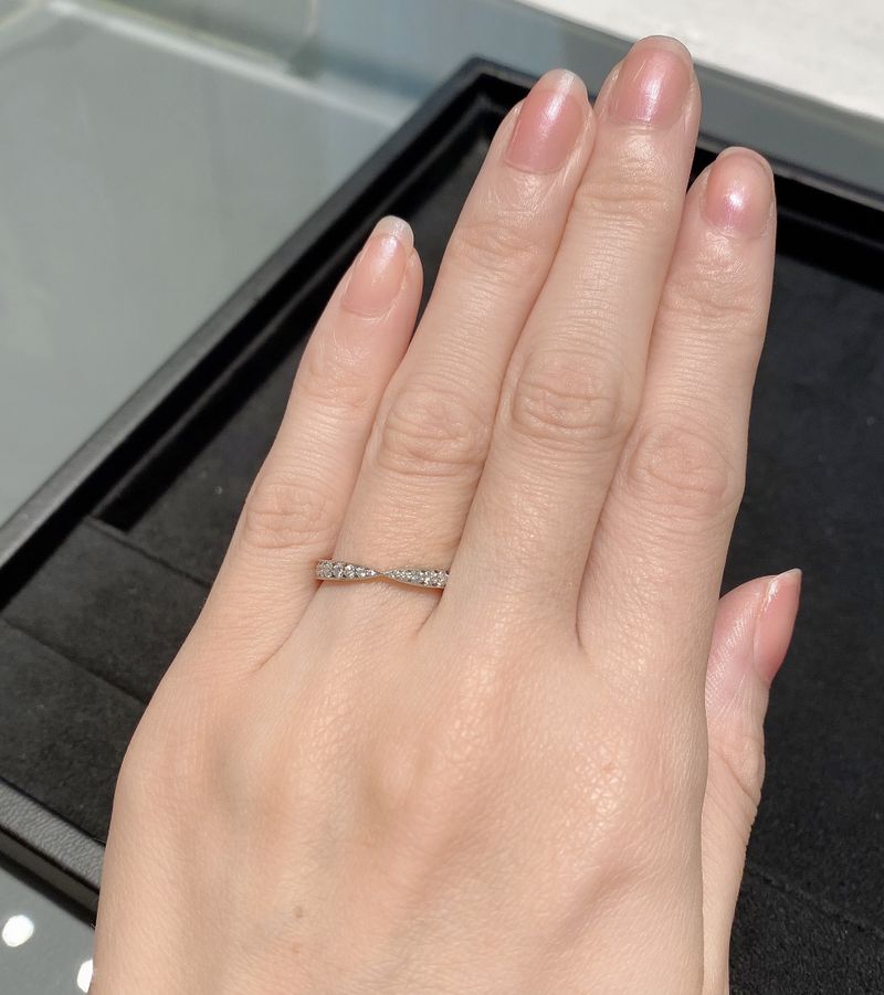 ハーフエタニティなので、ダイヤがキラキラしていてとても可愛いです