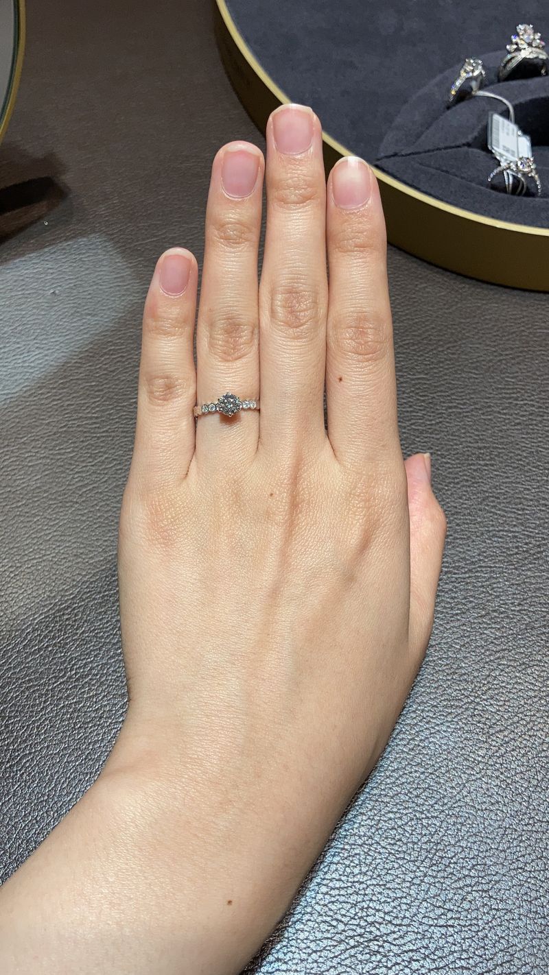 bee my loveコレクションのソリテールリングです。皇室を象徴する