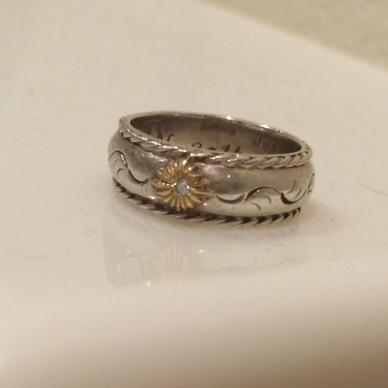 夫婦揃ってカジュアルな服しか着ないので、それに合う指輪がいいねと