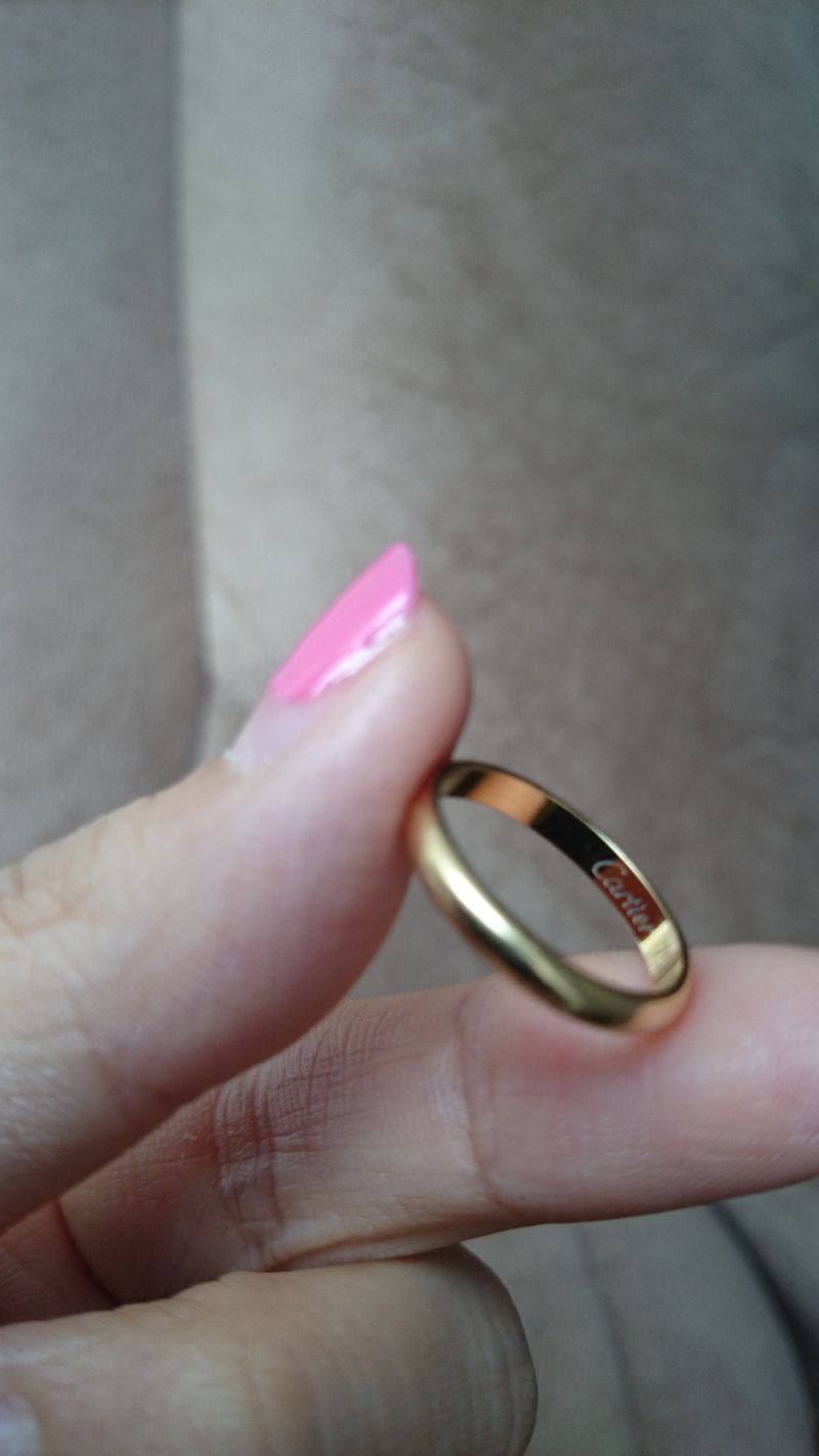 カルティエ　結婚指輪　イエローゴールド　635AOY まず色が気に入りました。ゴールドは珍しいし、イエローゴールドは