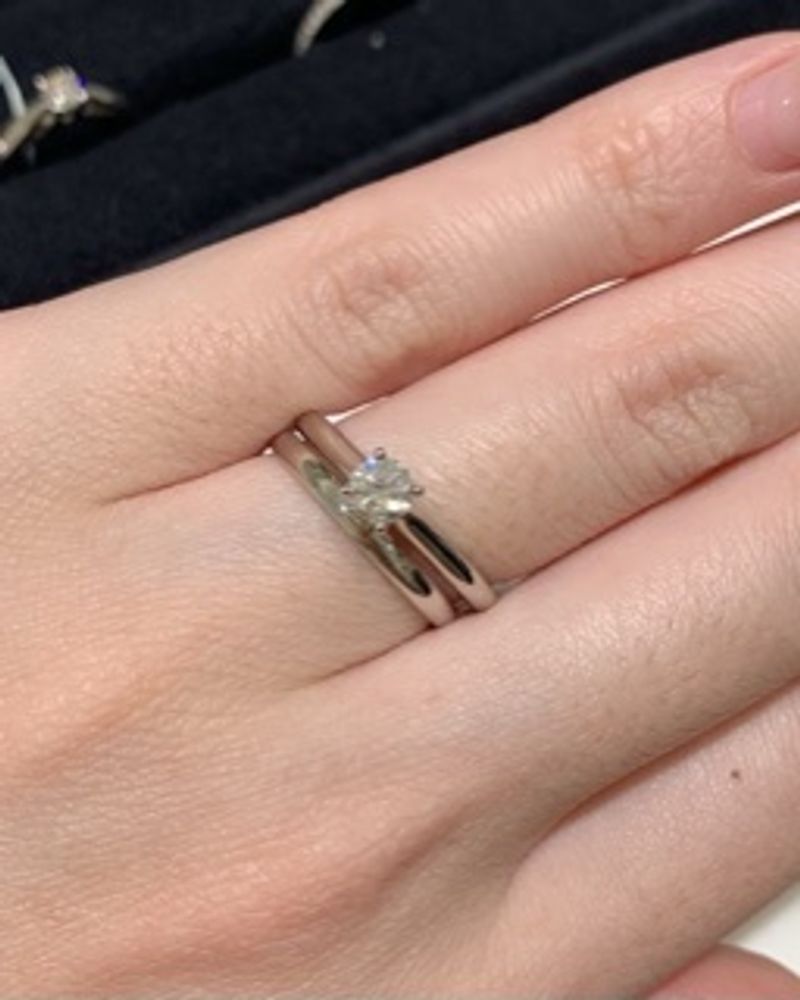 シンプルで婚約指輪らしいデザインのものを探していたので、カルティエ