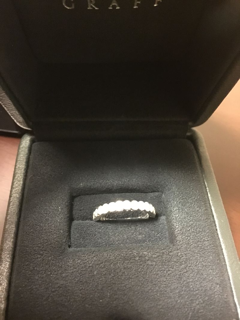 指輪は絶対GRAFFにしようと、始めから思ってましたが、いざお店で色々