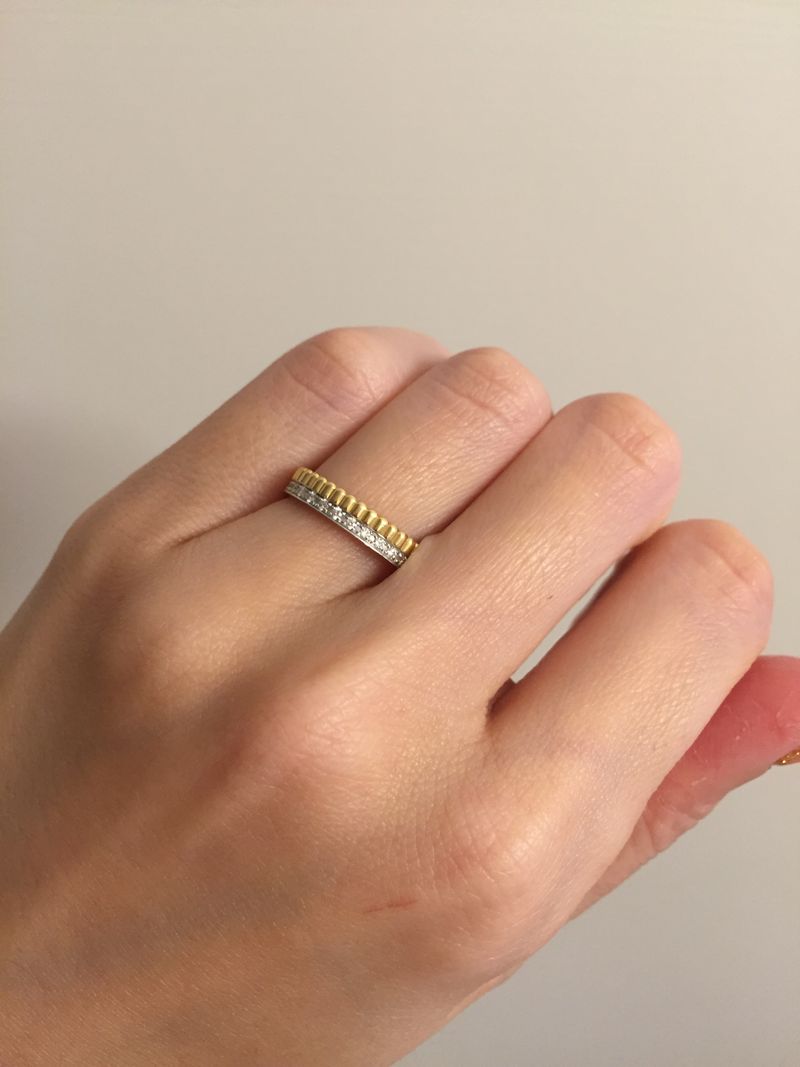 普段イエローゴールドのアクセサリーしかしないので、ゴールドのものを