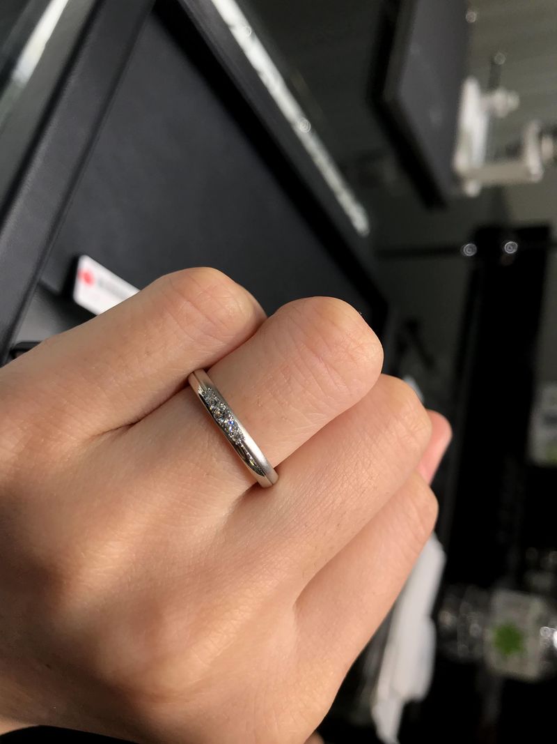 つや消しとつやありが半分ずつになっているデザインが珍しいです。つや