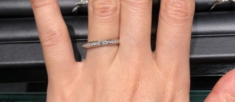 アプローズという指輪です。センターダイヤはもちろんの事