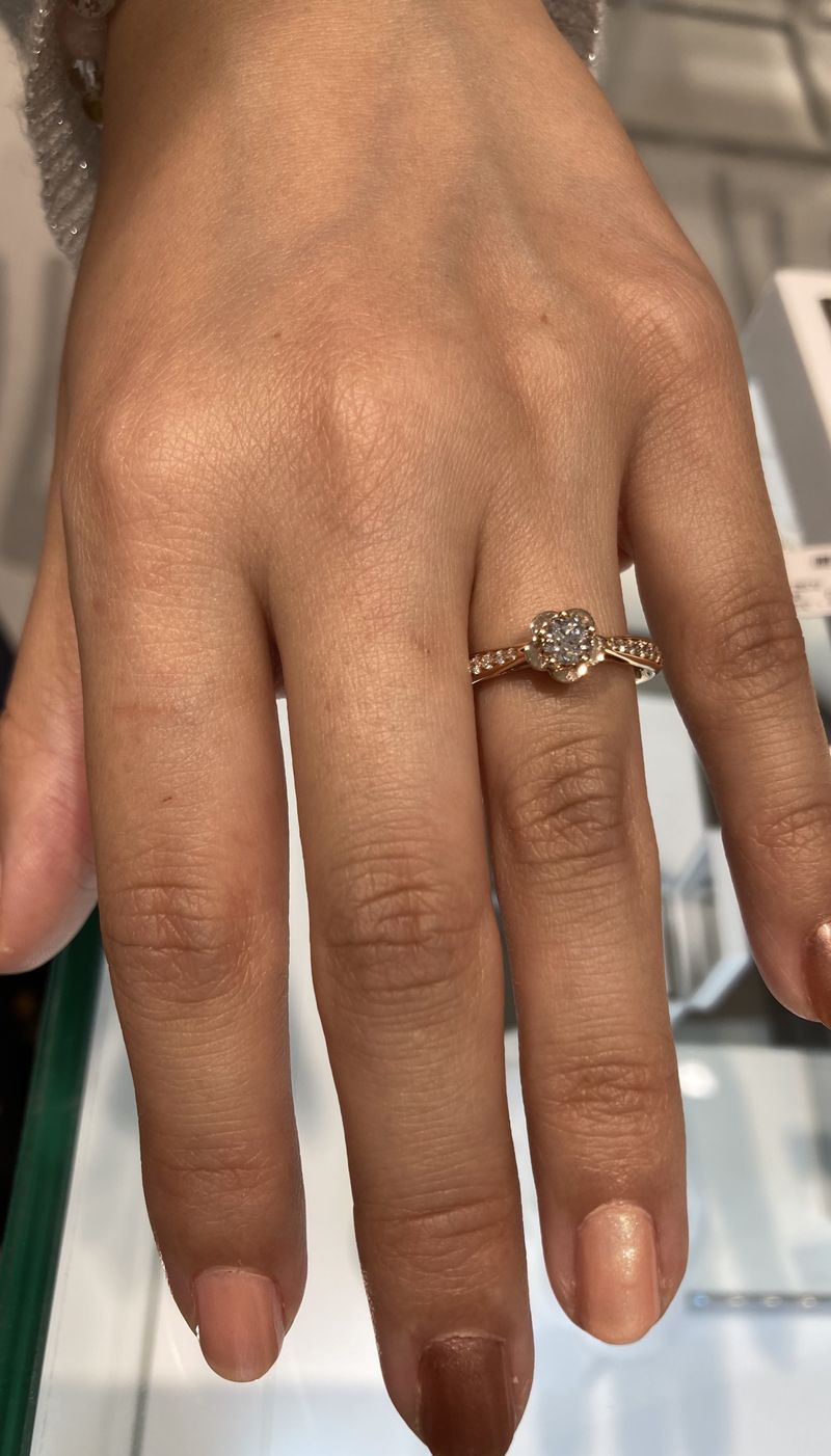 CHANELのカメリアリングです。着用画像はサイドにメレダイヤが敷き積