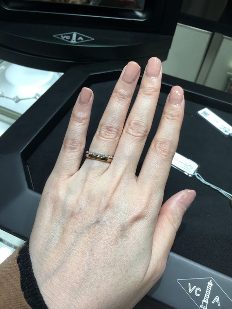 付けた時の印象がとても素敵でした。少し斜めにカットされたデザインで