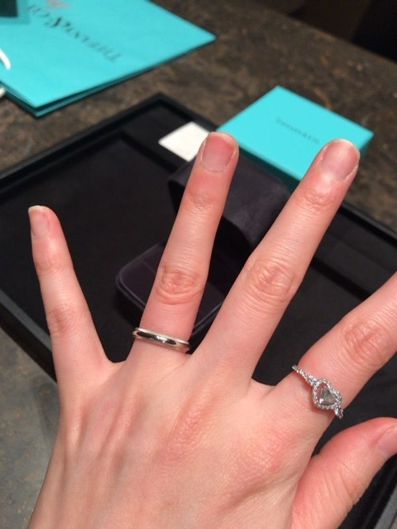 ミルグレイン ウェディング バンドリングの一粒ダイヤがあるものを選び