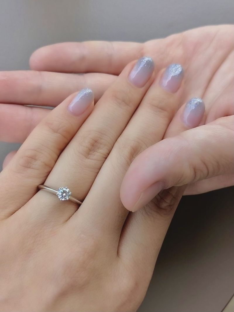 婚約指輪のティファニーセッティングのスッキリしたデザインと