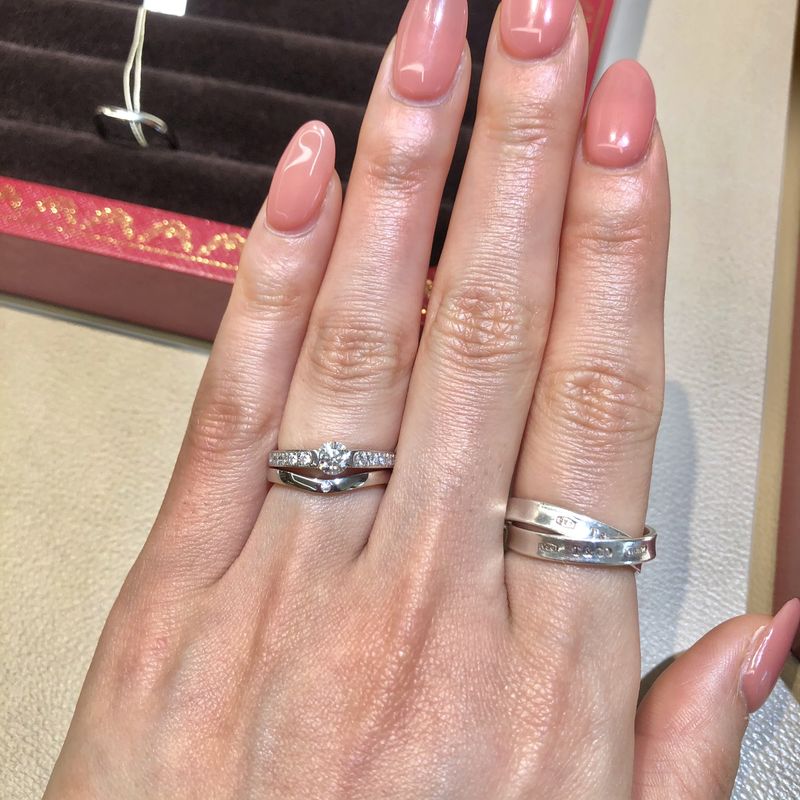 【レディースのみ】Cartier 結婚指輪 通常の1895のプレーンタイプだと、半円状なので、ムチムチして見えまし