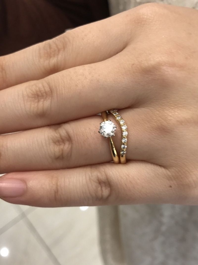 婚約指輪と重ね付けして似合う指輪探しており、同じデザインのプラチナ