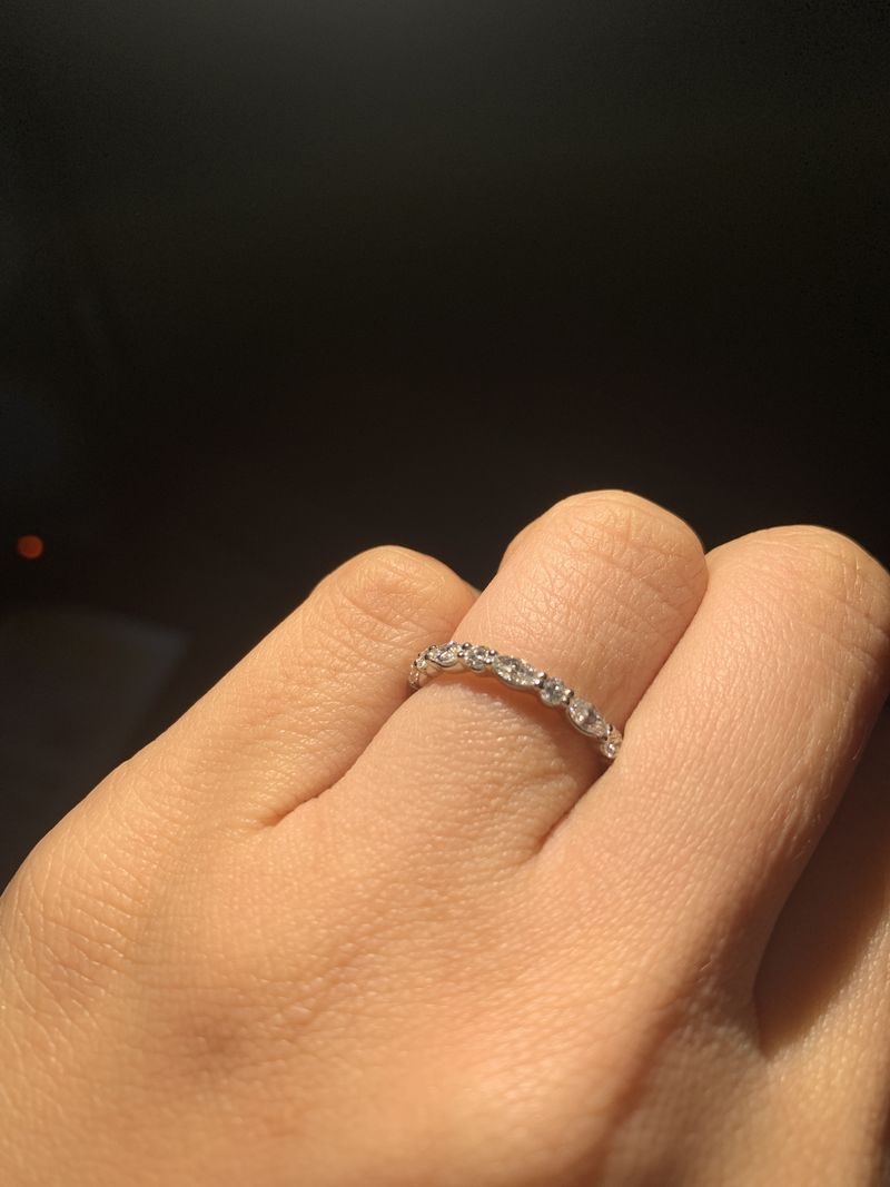 婚約指輪として、また普段から身につけられるようにとハーフエタニティ