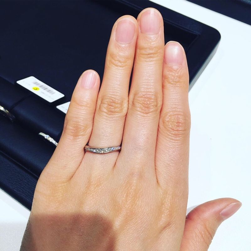 LAZARE DIAMOND ハーフエタニティ　マチネ ハーフエタニティでかつ一粒ダイヤの婚約指輪と重ねづけできるものを