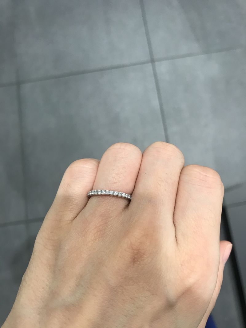 毎日つけるものなので、派手すぎず、しかし質素すぎない指輪を探して